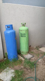 2 used 48 kg gas bottles and a 1 cage for a 48 kg. All still in an excellent condition.