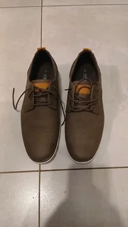 I have some shoes for sale. Asics: new; NB: New, All star leather boot; used but worn once.