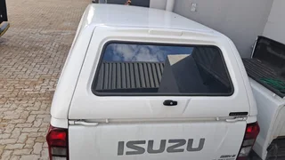 Isuzu D-Max Gen 5 load bin and Beekman canopy