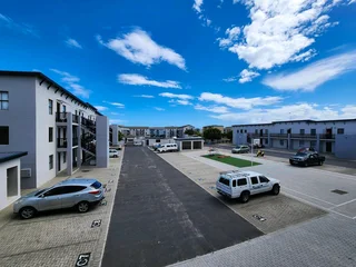 *REDUCED* 2 Bedroom Apartment To Rent in Parklands East