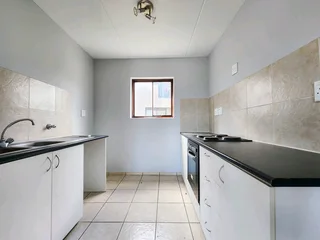 *REDUCED* 2 Bedroom Apartment To Rent in Parklands East