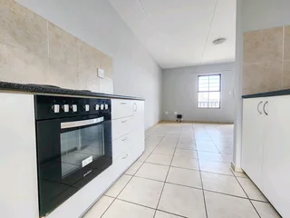 *REDUCED* 2 Bedroom Apartment To Rent in Parklands East