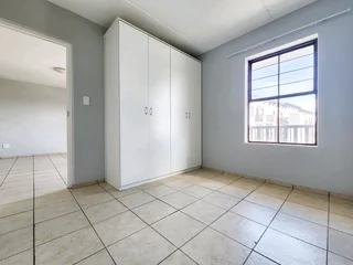 *REDUCED* 2 Bedroom Apartment To Rent in Parklands East