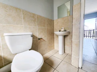 *REDUCED* 2 Bedroom Apartment To Rent in Parklands East