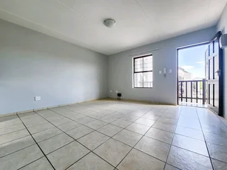 *REDUCED* 2 Bedroom Apartment To Rent in Parklands East