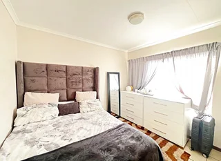 2 Bedroom Apartment in Die Hoewes