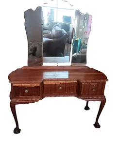 Red Oak Dressing table with swivel gladed mirror and 3 drawers with keys