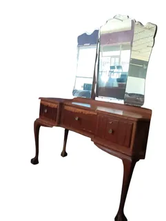 Red Oak Dressing table with swivel gladed mirror and 3 drawers with keys
