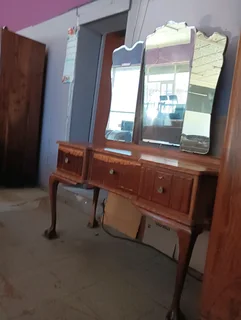 Red Oak Dressing table with swivel gladed mirror and 3 drawers with keys