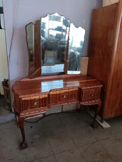 Red Oak Dressing table with swivel gladed mirror and 3 drawers with keys