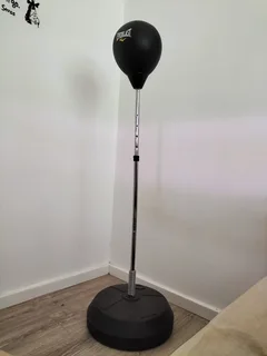 Everlast reflex punching bag +2 pairs of boxing gloves included. Pristine like new condition