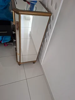 Mirror cabinet