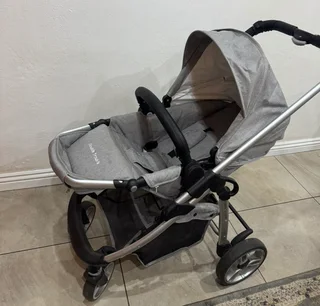 DOUBLE TROUBLE COMFORT DELUX – SINGLE PRAM &#43; CARRYCOT | Excellent condition | 2023 purchase