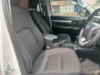 White Toyota Hilux 2.4 GD-6 Raider with 20000km available now!