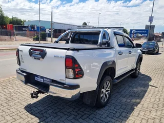 White Toyota Hilux 2.8 GD-6 D/Cab 4x4 Raider with 112400km available now!