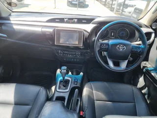 White Toyota Hilux 2.8 GD-6 D/Cab 4x4 Raider with 112400km available now!