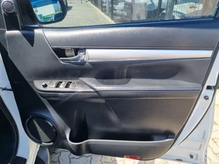 White Toyota Hilux 2.8 GD-6 D/Cab 4x4 Raider with 112400km available now!