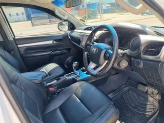 White Toyota Hilux 2.8 GD-6 D/Cab 4x4 Raider with 112400km available now!