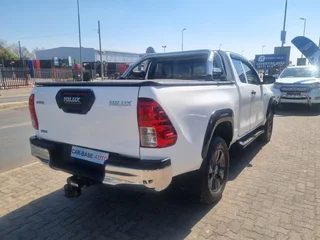 Toyota Hilux 2.4 GD-6 RB SRX, White with 128345km, for sale!