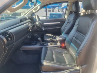 Toyota Hilux 2.4 GD-6 RB SRX, White with 128345km, for sale!