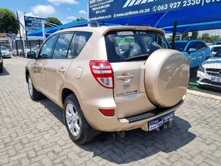 Gold Toyota RAV4 2.0 GX 4x2 with 152000km available now!