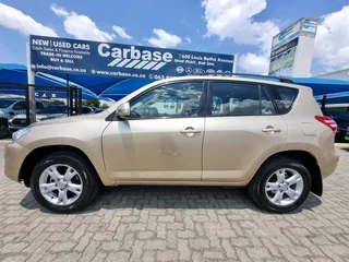 Gold Toyota RAV4 2.0 GX 4x2 with 152000km available now!