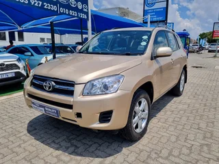 Gold Toyota RAV4 2.0 GX 4x2 with 152000km available now!
