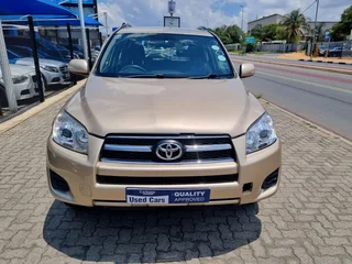 Gold Toyota RAV4 2.0 GX 4x2 with 152000km available now!