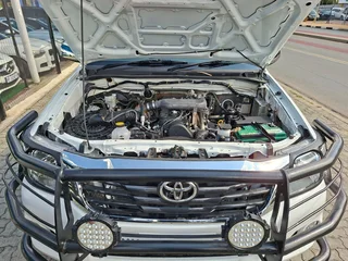 White Toyota Hilux 2.5 D-4D 4x4 SRX with 114000km available now!