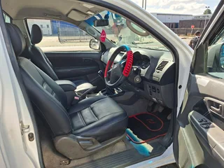 White Toyota Hilux 2.5 D-4D 4x4 SRX with 114000km available now!