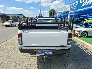 White Toyota Hilux 2.5 D-4D 4x4 SRX with 114000km available now!