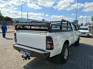 White Toyota Hilux 2.5 D-4D 4x4 SRX with 114000km available now!