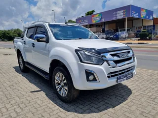 White Toyota Hilux 2.5 D-4D 4x4 SRX with 114000km available now!
