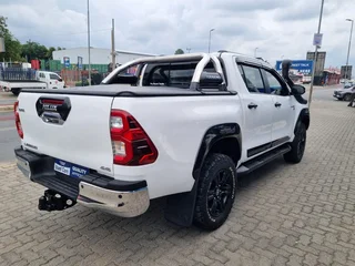 White Toyota Hilux 2.4 GD-6 GR SPORT LEGEND 4x4 with 130000km available now!