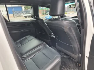 White Toyota Hilux 2.4 GD-6 GR SPORT LEGEND 4x4 with 130000km available now!