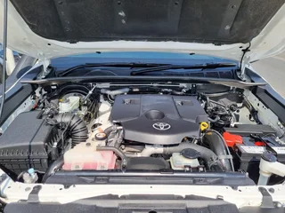 Toyota Hilux 2.8 GD-6 D/Cab 4x4 Raider, White with 117000km, for sale!