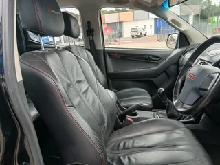 Isuzu D-Max 300 D/Cab LX with 41000km available now!