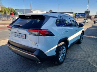 White Toyota RAV4 2.0 VX 5-Door 4x4 with 35000km available now!