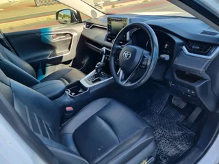 White Toyota RAV4 2.0 VX 5-Door 4x4 with 35000km available now!