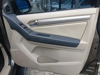 Chevrolet Trailblazer 2.8 LTZ 4x4 AT with 99000km available now!