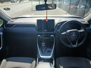 White Toyota RAV4 2.0 GX 5-Door 4x4 with 62000km available now!