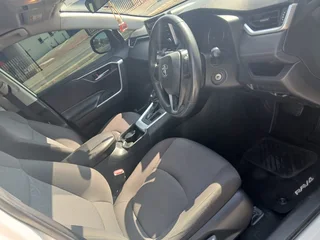 White Toyota RAV4 2.0 GX 5-Door 4x4 with 62000km available now!