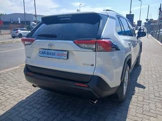 White Toyota RAV4 2.0 GX 5-Door 4x4 with 62000km available now!