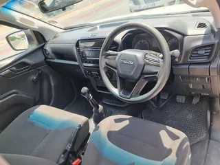 Isuzu D-Max MY22 1.9 DDI S Cab HR L, White with 1km, for sale!