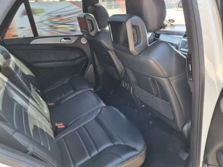 White Mercedes-Benz ML 63 AMG Speedshift 7G-Tronic with 181000km available now!