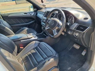 White Mercedes-Benz ML 63 AMG Speedshift 7G-Tronic with 181000km available now!