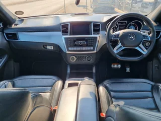 White Mercedes-Benz ML 63 AMG Speedshift 7G-Tronic with 181000km available now!