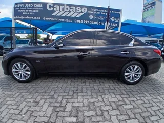 Black Infiniti Q50 2.0 Premium AT with 174000km available now!
