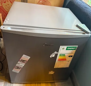Midea mini fridge