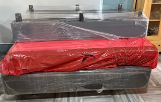 Premium Queen-Size Memory Foam Mattress with Base – Excellent Condition